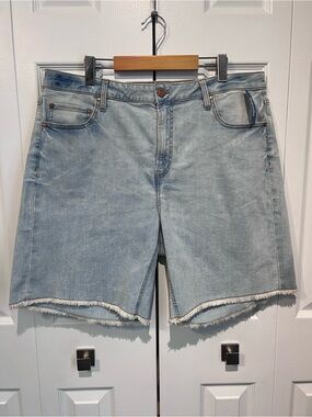 My Style Blue Light Wash Denim Bermuda Shorts Size 18 NWT